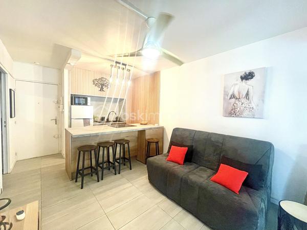 À vendre, charmant appartement de 26 m² entièrement rénové, situé au 2ᵉ étage avec ascenseur au niveau du Port. 
Il dispose d’une chambre, d’une pièce de vie ouverte avec cuisine équipée, ouverte sur une véranda d’environ 10 m² en complément de la surface habitable.
Ce bien est vendu meublé, aucun travaux à prévoir.
Idéal pour un investissement locatif ou un premier achat.
Petit prix, emplacement recherché.