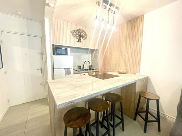 À vendre, charmant appartement de 26 m² entièrement rénové, situé au 2ᵉ étage avec ascenseur au niveau du Port. 
Il dispose d’une chambre, d’une pièce de vie ouverte avec cuisine équipée, ouverte sur une véranda d’environ 10 m² en complément de la surface habitable.
Ce bien est vendu meublé, aucun travaux à prévoir.
Idéal pour un investissement locatif ou un premier achat.
Petit prix, emplacement recherché.