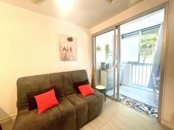 À vendre, charmant appartement de 26 m² entièrement rénové, situé au 2ᵉ étage avec ascenseur au niveau du Port. 
Il dispose d’une chambre, d’une pièce de vie ouverte avec cuisine équipée, ouverte sur une véranda d’environ 10 m² en complément de la surface habitable.
Ce bien est vendu meublé, aucun travaux à prévoir.
Idéal pour un investissement locatif ou un premier achat.
Petit prix, emplacement recherché.