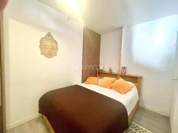 À vendre, charmant appartement de 26 m² entièrement rénové, situé au 2ᵉ étage avec ascenseur au niveau du Port. 
Il dispose d’une chambre, d’une pièce de vie ouverte avec cuisine équipée, ouverte sur une véranda d’environ 10 m² en complément de la surface habitable.
Ce bien est vendu meublé, aucun travaux à prévoir.
Idéal pour un investissement locatif ou un premier achat.
Petit prix, emplacement recherché.