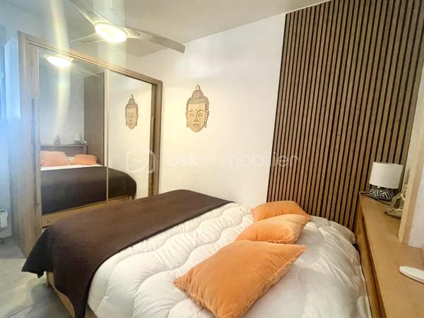 À vendre, charmant appartement de 26 m² entièrement rénové, situé au 2ᵉ étage avec ascenseur au niveau du Port. 
Il dispose d’une chambre, d’une pièce de vie ouverte avec cuisine équipée, ouverte sur une véranda d’environ 10 m² en complément de la surface habitable.
Ce bien est vendu meublé, aucun travaux à prévoir.
Idéal pour un investissement locatif ou un premier achat.
Petit prix, emplacement recherché.