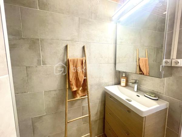 À vendre, charmant appartement de 26 m² entièrement rénové, situé au 2ᵉ étage avec ascenseur au niveau du Port. 
Il dispose d’une chambre, d’une pièce de vie ouverte avec cuisine équipée, ouverte sur une véranda d’environ 10 m² en complément de la surface habitable.
Ce bien est vendu meublé, aucun travaux à prévoir.
Idéal pour un investissement locatif ou un premier achat.
Petit prix, emplacement recherché.