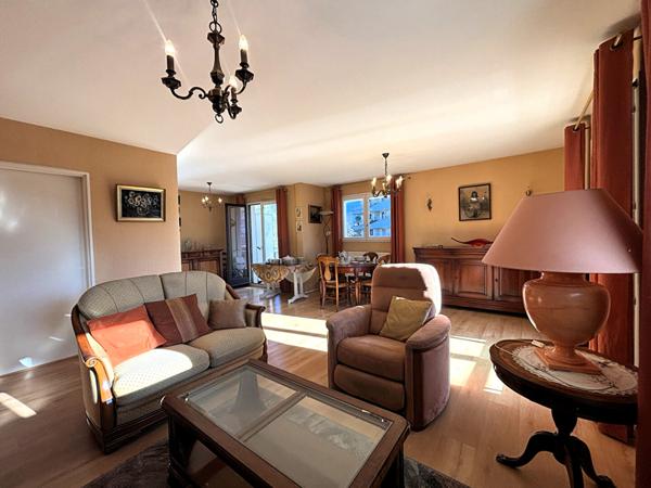 Appartement de 3 pièces très lumineux avec balcon, cave et garage, proche du centre de La Motte-Servolex