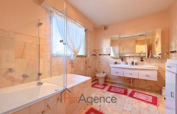 ROYAN CENTRE VILLE APPARTEMENT T5 AVEC APERCU MER