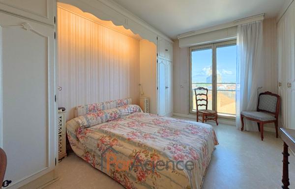 ROYAN CENTRE VILLE APPARTEMENT T5 AVEC APERCU MER