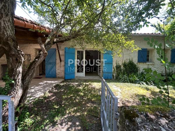 En exclusivité, sansais, maison en pierre à rénover entièrement avec terrain (2300 m² environ) et dépendances
