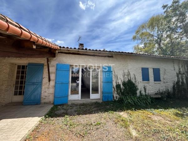 En exclusivité, sansais, maison en pierre à rénover entièrement avec terrain (2300 m² environ) et dépendances