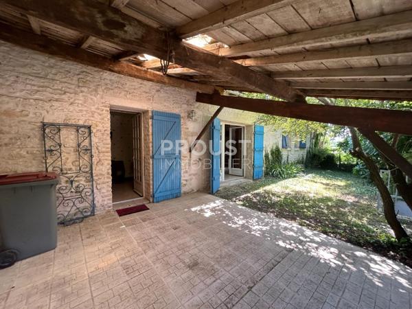 En exclusivité, sansais, maison en pierre à rénover entièrement avec terrain (2300 m² environ) et dépendances