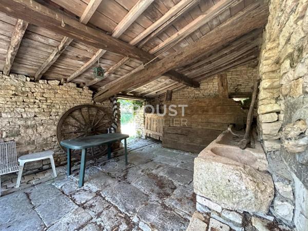 En exclusivité, sansais, maison en pierre à rénover entièrement avec terrain (2300 m² environ) et dépendances