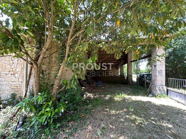 En exclusivité, sansais, maison en pierre à rénover entièrement avec terrain (2300 m² environ) et dépendances
