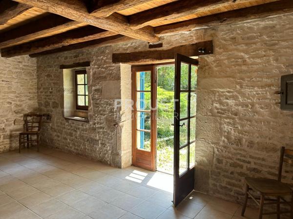 En exclusivité, sansais, maison en pierre à rénover entièrement avec terrain (2300 m² environ) et dépendances