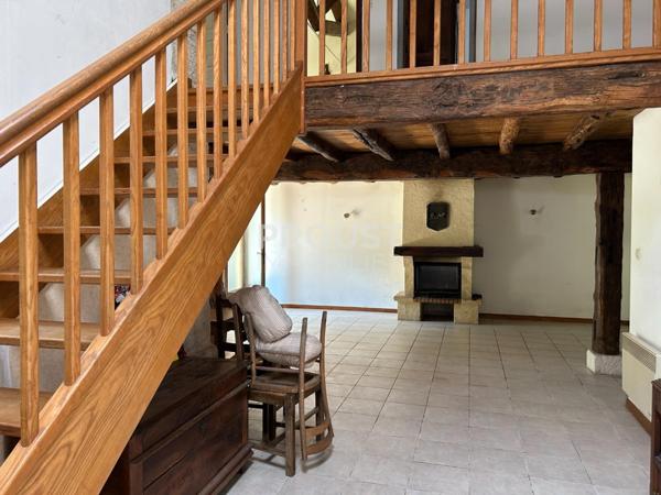 En exclusivité, sansais, maison en pierre à rénover entièrement avec terrain (2300 m² environ) et dépendances