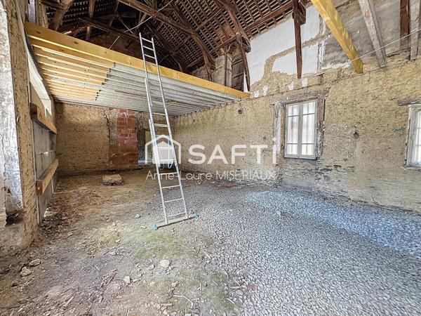 Maison en pisé au superbe potentiel