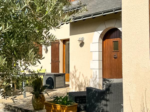 Maison spacieuse a vendre aux Les Ponts de Ce proche des commodites a pieds et des lignes de bus