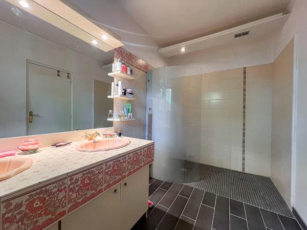 Maison spacieuse a vendre aux Les Ponts de Ce proche des commodites a pieds et des lignes de bus