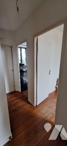 Immeuble de rapport en plein centre bourg, comprenant: 

- RdC: un appartement T4 loué
- Pre...