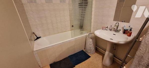 Immeuble de rapport en plein centre bourg, comprenant: 

- RdC: un appartement T4 loué
- Pre...