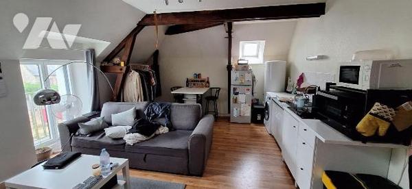 Immeuble de rapport en plein centre bourg, comprenant: 

- RdC: un appartement T4 loué
- Pre...