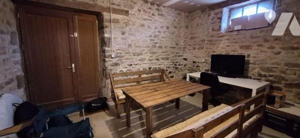 Immeuble de rapport en plein centre bourg, comprenant: 

- RdC: un appartement T4 loué
- Pre...