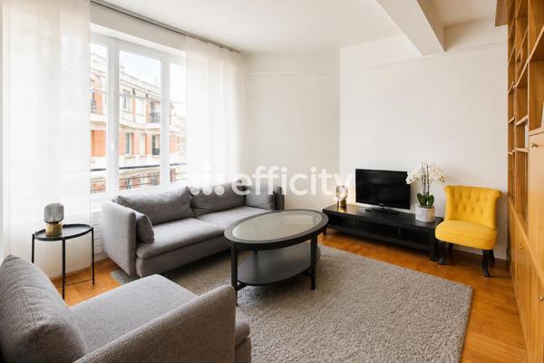 Appartement
         2 pièces
        - 46 m² 499 000 € *