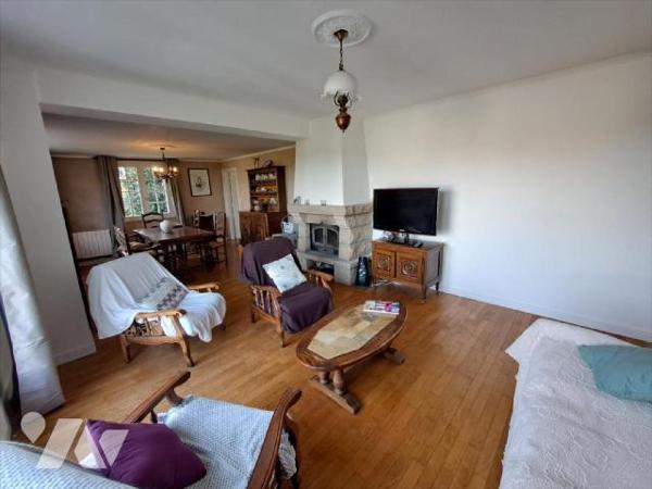 AUX PORTES DE QUIMPERLE - Maison d'habitation composée d'une entrée , un salon/séjour avec chem...