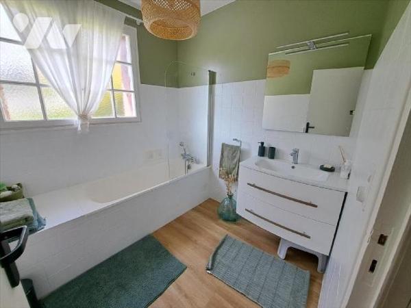 AUX PORTES DE QUIMPERLE - Maison d'habitation composée d'une entrée , un salon/séjour avec chem...