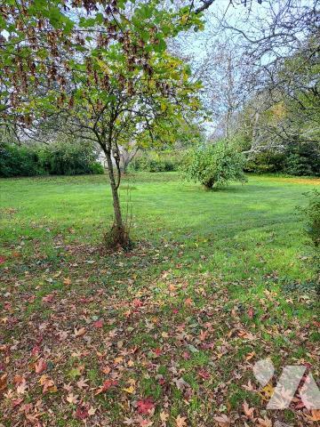 AUX PORTES DE QUIMPERLE - Maison d'habitation composée d'une entrée , un salon/séjour avec chem...