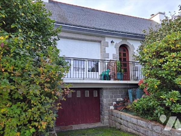 AUX PORTES DE QUIMPERLE - Maison d'habitation composée d'une entrée , un salon/séjour avec chem...