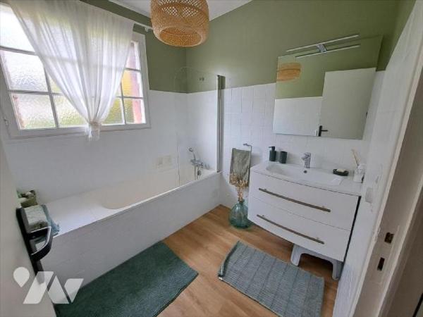 AUX PORTES DE QUIMPERLE - Maison d'habitation composée d'une entrée , un salon/séjour avec chem...