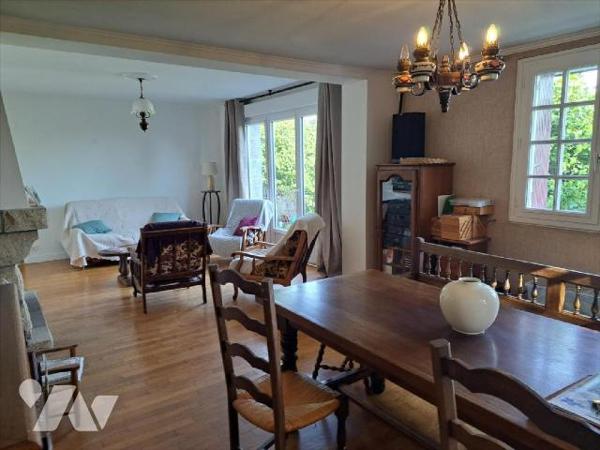 AUX PORTES DE QUIMPERLE - Maison d'habitation composée d'une entrée , un salon/séjour avec chem...