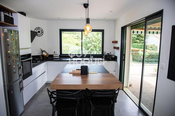 Maison de caractère + appartement indépendant avec piscine sur Aubenas