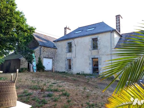 Campagne ensemble de maisons et dépendances an pierres sur 45 923m²