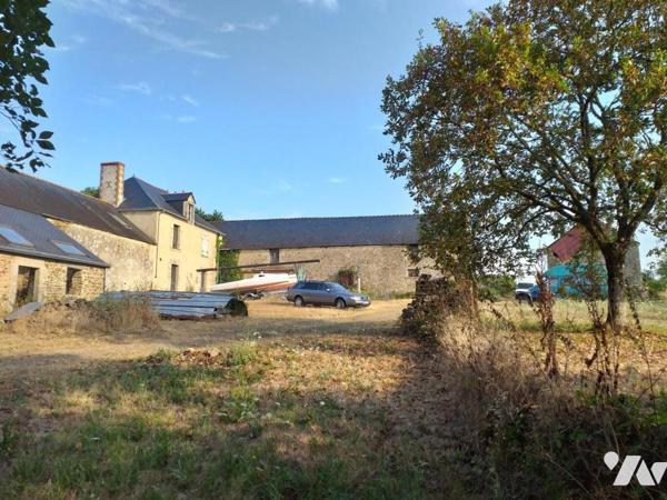 Campagne ensemble de maisons et dépendances an pierres sur 45 923m²