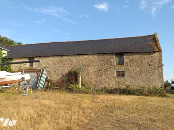 Campagne ensemble de maisons et dépendances an pierres sur 45 923m²