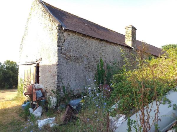 Campagne ensemble de maisons et dépendances an pierres sur 45 923m²