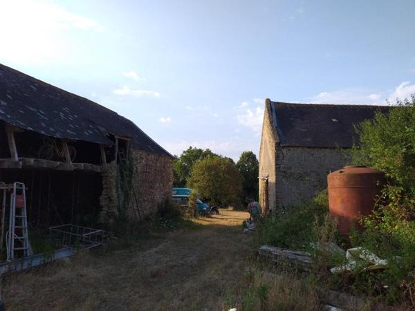Campagne ensemble de maisons et dépendances an pierres sur 45 923m²