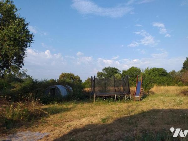 Campagne ensemble de maisons et dépendances an pierres sur 45 923m²