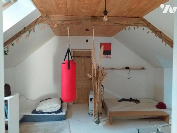 Campagne ensemble de maisons et dépendances an pierres sur 45 923m²