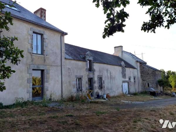 Campagne ensemble de maisons et dépendances an pierres sur 45 923m²