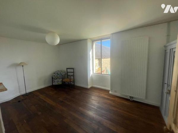 Campagne ensemble de maisons et dépendances an pierres sur 45 923m²
