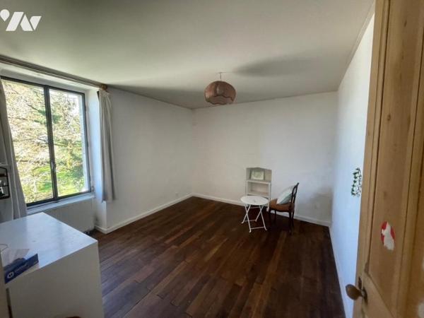 Campagne ensemble de maisons et dépendances an pierres sur 45 923m²