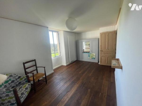 Campagne ensemble de maisons et dépendances an pierres sur 45 923m²