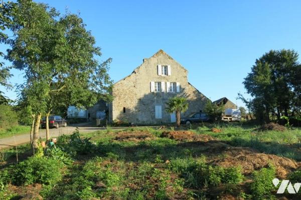 Campagne ensemble de maisons et dépendances an pierres sur 45 923m²