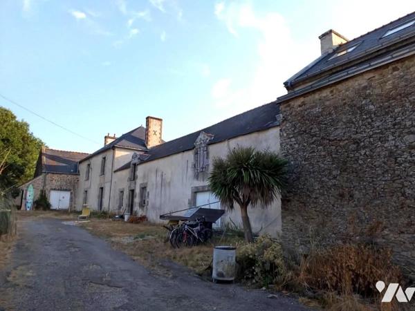 Campagne ensemble de maisons et dépendances an pierres sur 45 923m²