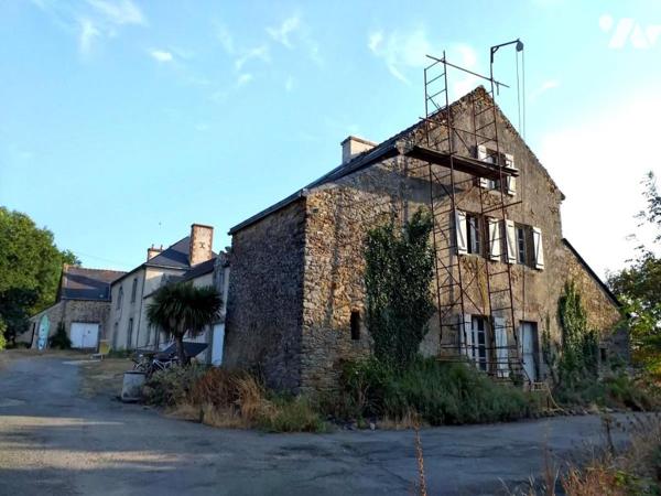 Campagne ensemble de maisons et dépendances an pierres sur 45 923m²