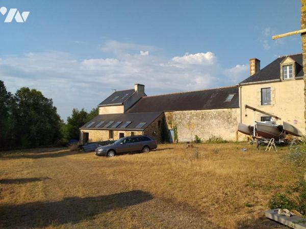 Campagne ensemble de maisons et dépendances an pierres sur 45 923m²