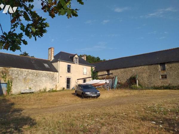 Campagne ensemble de maisons et dépendances an pierres sur 45 923m²