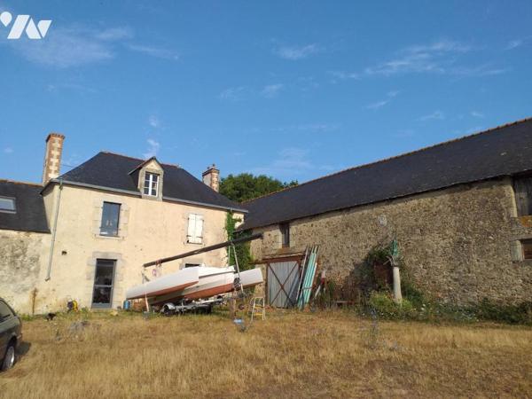 Campagne ensemble de maisons et dépendances an pierres sur 45 923m²
