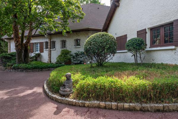 ECULLY - Maison familiale d'environ 280 m² - Garage double -Terrain de 3448 m²- 6 chambres