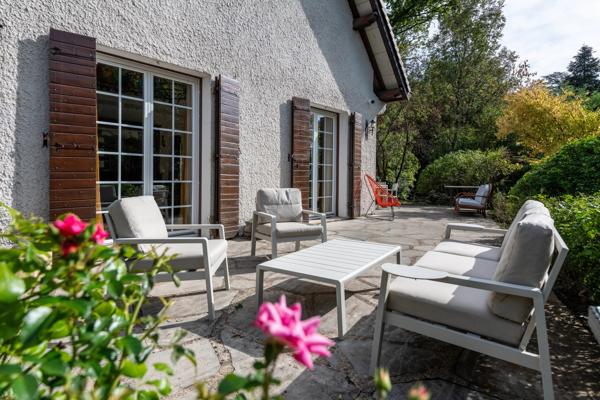 ECULLY - Maison familiale d'environ 280 m² - Garage double -Terrain de 3448 m²- 6 chambres
